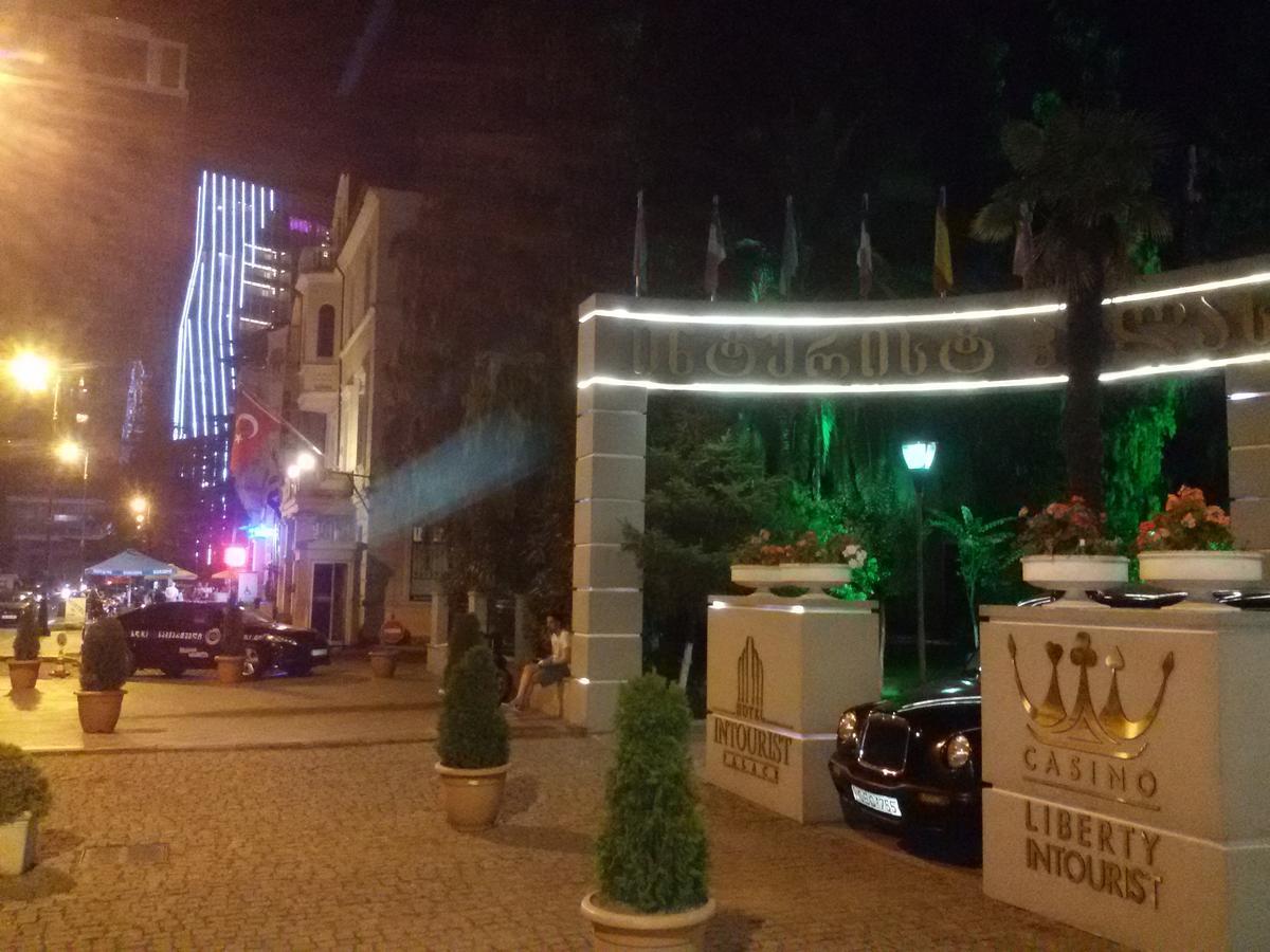 Mar Nero Hostel บาทูมิ ภายนอก รูปภาพ